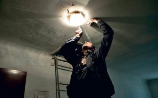 Замена лампочек в подъезде многоквартирного дома
